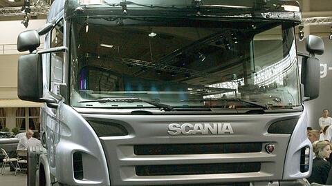 Die VW-Tochter Scania will im Zuge der Corona-Krise weltweit rund 5000 Stellen streichen.
