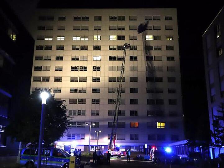 Rettungskräfte vor dem Krankenhaus in Mönchengladbach. Bei einem Brand ist dort ein Patient ums Leben gekommen.