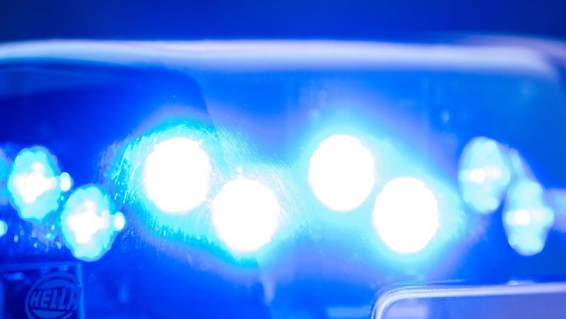 Ein Blaulicht leuchtet an einer Polizeistreife. Foto: Lino Mirgeler/dpa/Symbolbild Ein Blaulicht leuchtet an einer Polizeistreife. Foto: Lino Mirgeler/dpa/Symbolbild