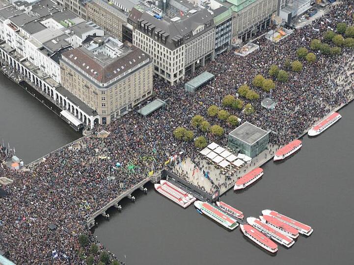Teilnehmer der Klima-Demonstration Fridays for Future demonstrieren am Jungfernstieg für mehr Klimaschutz.