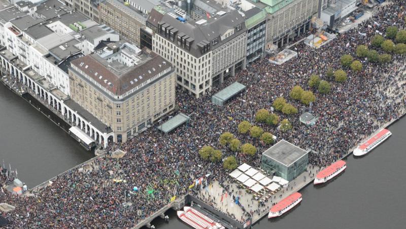 Teilnehmer der Klima-Demonstration Fridays for Future demonstrieren am Jungfernstieg für mehr Klimaschutz. Teilnehmer der Klima-Demonstration Fridays for Future demonstrieren am Jungfernstieg für mehr Klimaschutz.