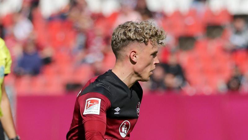 Der Nürnberger Robin Hack spielt den Ball.