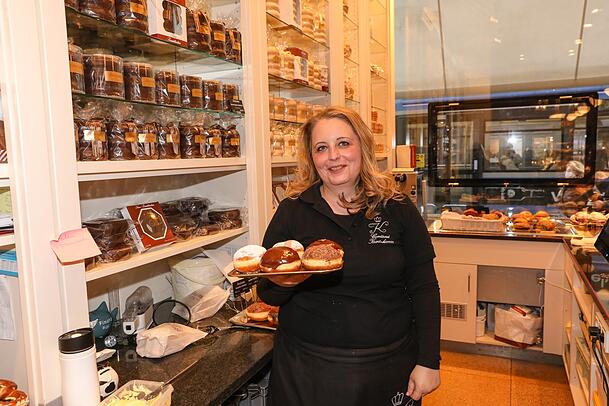 Café Kreutzkamm: Neben ihren vielen Torten hat Edina Ujlakan gerade auch feine Krapfen im Angebot. Café Kreutzkamm: Neben ihren vielen Torten hat Edina Ujlakan gerade auch feine Krapfen im Angebot.