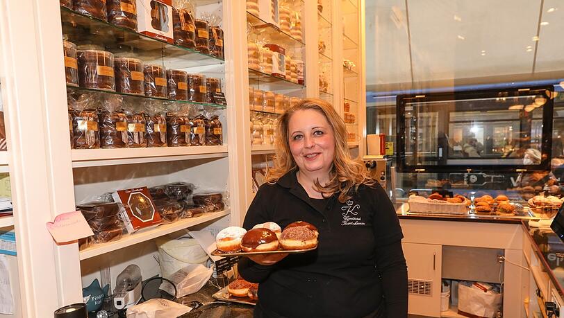Café Kreutzkamm: Neben ihren vielen Torten hat Edina Ujlakan gerade auch feine Krapfen im Angebot. Café Kreutzkamm: Neben ihren vielen Torten hat Edina Ujlakan gerade auch feine Krapfen im Angebot.
