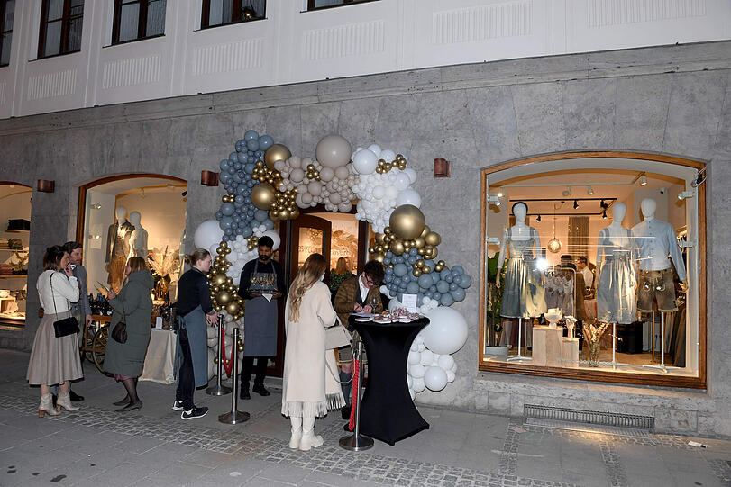 Zwar wurde das Außenfassaden-Logo des neuen "CocoVero" Store nicht mehr rechtzeitig fertig, der guten Stimmung tat dies aber beim Opening keinen Abbruch.