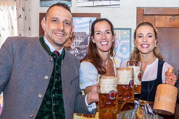 Schwingt wieder den Schlegel im Münchner Stubn-Festzelt: Rennfahrerin Sophia Flörsch (re.) mit den Festwirten Alexander Egger und Kathrin Wickenhäuser-Egger.
