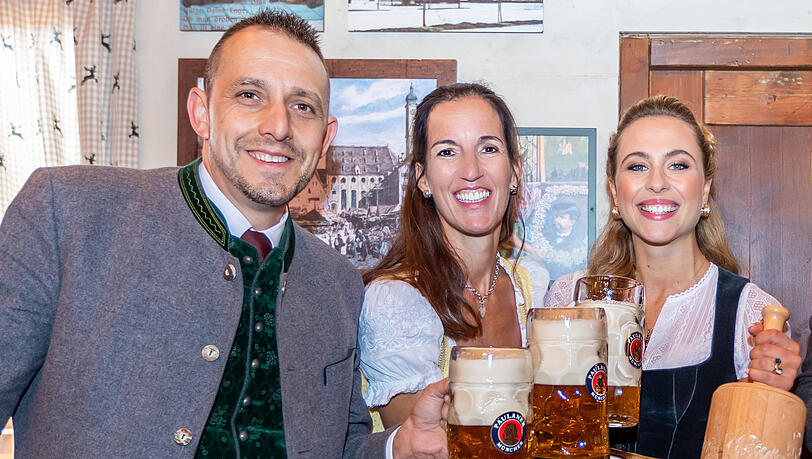 Schwingt wieder den Schlegel im Münchner Stubn-Festzelt: Rennfahrerin Sophia Flörsch (re.) mit den Festwirten Alexander Egger und Kathrin Wickenhäuser-Egger. Schwingt wieder den Schlegel im Münchner Stubn-Festzelt: Rennfahrerin Sophia Flörsch (re.) mit den Festwirten Alexander Egger und Kathrin Wickenhäuser-Egger.