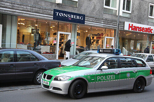 Rechter Chic in der City: Wo &bdquo;Tonsberg&ldquo; eröffnet, ist Blaulicht nicht weit.