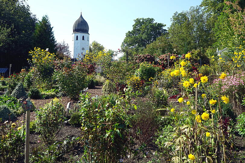 Der Klostergarten auf der Fraueninsel mit dem Glockenturm. Der Klostergarten auf der Fraueninsel mit dem Glockenturm.