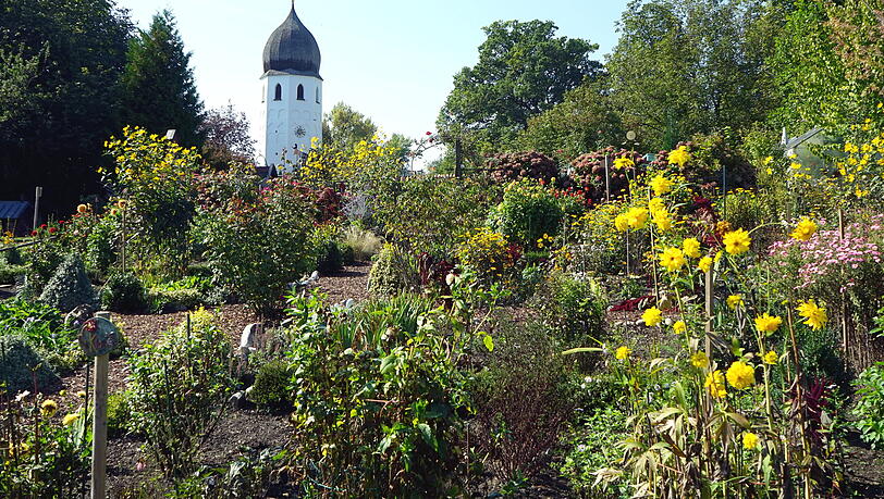 Der Klostergarten auf der Fraueninsel mit dem Glockenturm.