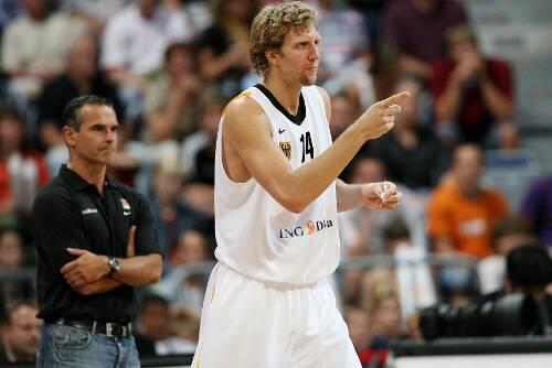 Auf ihn kann Bundestrainer Dirk Bauermann (links) eigentlich nicht verzichten: Doch Dallas lässt Dirk Nowitzki zappeln.