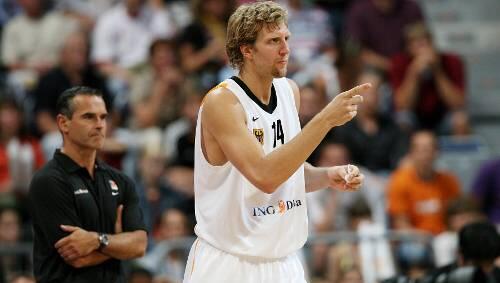 Auf ihn kann Bundestrainer Dirk Bauermann (links) eigentlich nicht verzichten: Doch Dallas lässt Dirk Nowitzki zappeln.