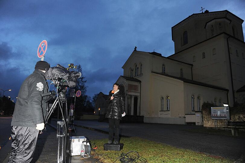 Ein TV-Team berichtet bereits in der Dunkelheit vom Münchner Nordfriedhof, woe Jopie Heesters beerdigt wird.
