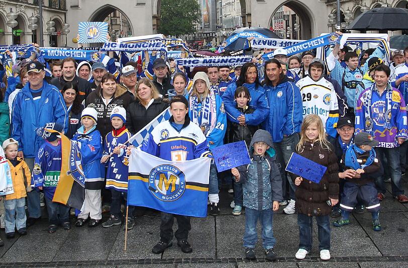 Eine große Familie: Die kleinen und großen Fans des EHC München wollen das Aus nicht akzeptieren.