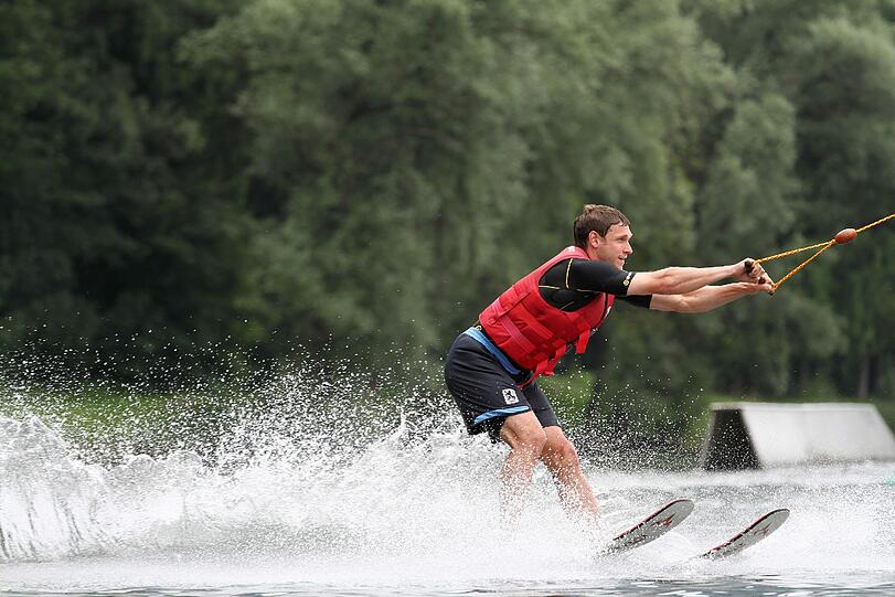 Moritz VolzLöwen auf Wasserski: Die Spieler des TSV 1860 wechseln im Trainingslager in Bad Höring kurz einmal die Sportart.