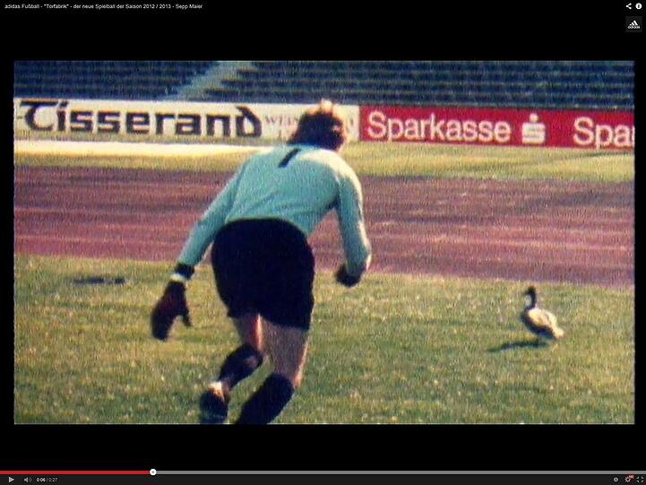 &bdquo;Die Sache mit der Ente, hinter der ich hergehechtet bin, das war 1976, im Mai beim Spiel gegen Bochum. Das habe ich doch nur gemacht, weil das Spiel gegen Bochum so schlecht, so langweilig war. Die Ente hat im Olympiasee hinterm Stadion gewohnt, ich kannte sie schon. Als das Spiel wegen eines Elfmeters gerade unterbrochen war, bin ich zur Seitenlinie und nach der Ente gehechtet. Das Witzige war: Der Paul Breitner hat den Elfmeter zum 4:0 verwandelt &ndash; und gleichzeitig haben die Zuschauer gelacht. Weil sie nicht ihm, sondern nur mir zugeschaut haben. Ich hab' die Ente leider nicht erwischt, sie ist mir durch die Hände gerutscht.&ldquo;
