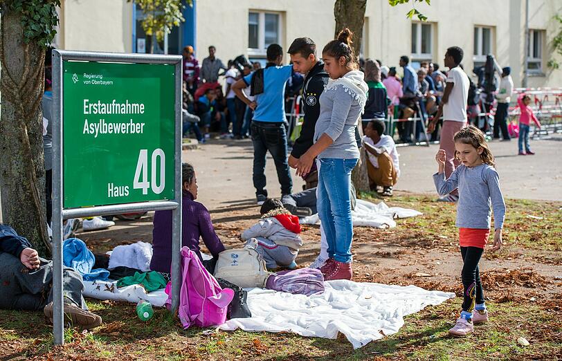 Mitte Oktober war die Aufnahmeeinrichtung drastisch überfüllt. Einige schliefen im Freien.