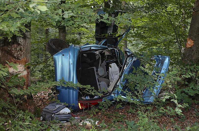 Nach einem schweren Verkehrsunfall im unterfränkischen Unterschleichach ist eine 19-jährige Frau gestorben. Die Bilder vom Unfallort.