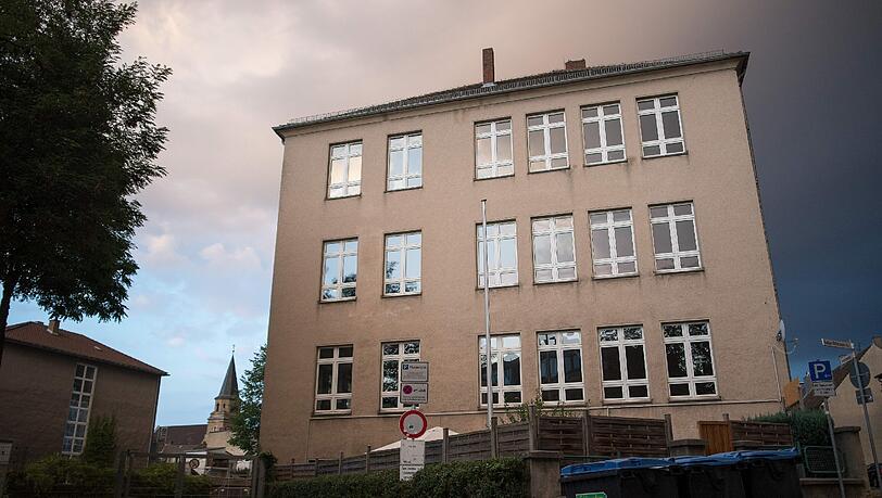 Bei einer Prügelattacke in dieser Gesamtschule in Euskirchen ist ein zwölfjähriger Junge lebensgefährlich verletzt worden. Foto: Marius Becker Bei einer Prügelattacke in dieser Gesamtschule in Euskirchen ist ein zwölfjähriger Junge lebensgefährlich verletzt worden. Foto: Marius Becker