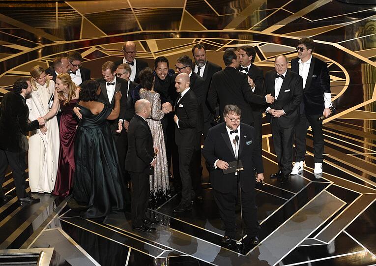 Guillermo del Toro nimmt den Oscar für den besten Film für "Shape of Water" entgegen