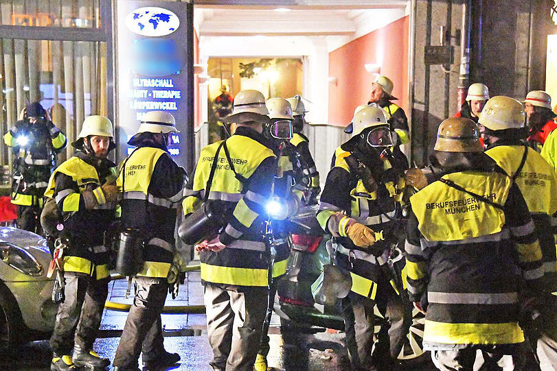 Nach einem Saunabrand in einem Münchner Hotel müssen sechs Gäste ins Krankenhaus.