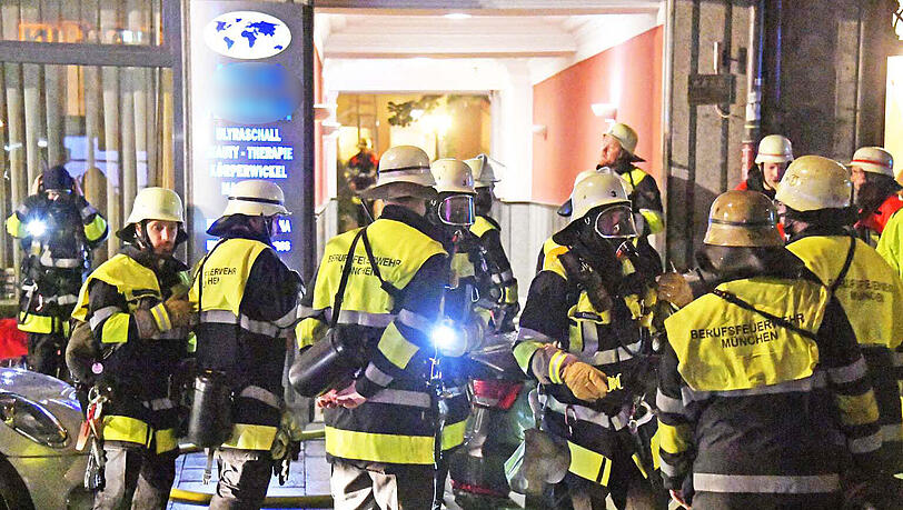 Nach einem Saunabrand in einem Münchner Hotel müssen sechs Gäste ins Krankenhaus. Nach einem Saunabrand in einem Münchner Hotel müssen sechs Gäste ins Krankenhaus.