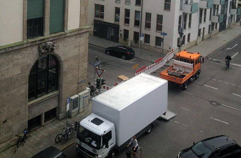 Am TU-Gebäude in der Maxvorstadt: Auf der Gabelsbergerstraße zwischen Luisen- und Arcisstraße wurde ein Versorgungstunnel entdeckt. Er droht einzustürzen.