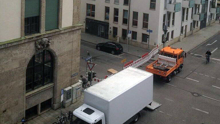Am TU-Gebäude in der Maxvorstadt: Auf der Gabelsbergerstraße zwischen Luisen- und Arcisstraße wurde ein Versorgungstunnel entdeckt. Er droht einzustürzen. Am TU-Gebäude in der Maxvorstadt: Auf der Gabelsbergerstraße zwischen Luisen- und Arcisstraße wurde ein Versorgungstunnel entdeckt. Er droht einzustürzen.