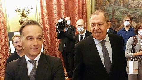 Bundesaußenminister Heiko Maas trifft den russischen Außenminister Sergej Lawrow (r).