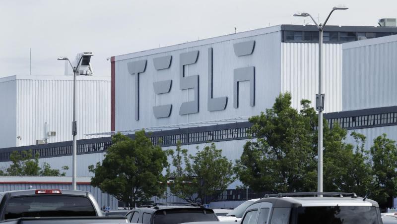 Fahrzeuge stehen auf dem Parkplatz des Tesla-Werks in Fremont, Kalifornien. Fahrzeuge stehen auf dem Parkplatz des Tesla-Werks in Fremont, Kalifornien.