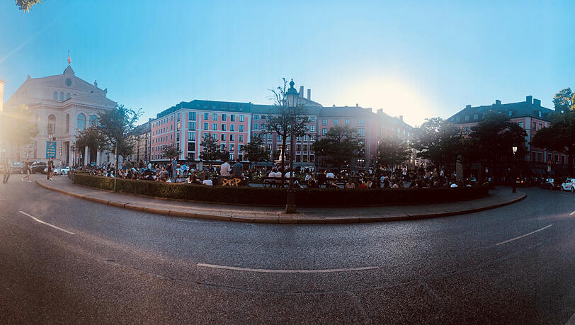 Beliebter Treffpunkt bei den Münchnern im Sommer: Der Gärtnerplatz. Vor allem hier will die Stadt das nächtliche Alkoholverbot weiterhin durchsetzen. (Archivbild)
