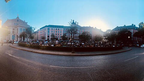 Beliebter Treffpunkt bei den Münchnern im Sommer: Der Gärtnerplatz. Vor allem hier will die Stadt das nächtliche Alkoholverbot weiterhin durchsetzen. (Archivbild)