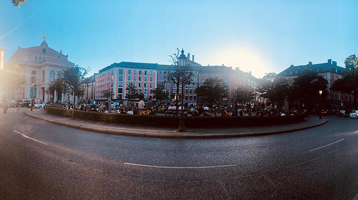Beliebter Treffpunkt bei den Münchnern im Sommer: Der Gärtnerplatz. Vor allem hier will die Stadt das nächtliche Alkoholverbot weiterhin durchsetzen. (Archivbild)