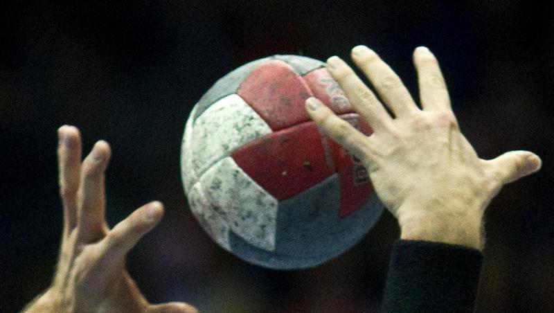Handball-Spieler in Aktion.