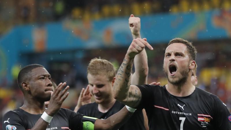 Marko Arnautovic (r) von Österreich bejubelt seinen Treffer zum 3:1 mit David Alaba (l) und weiteren Teamkollegen.