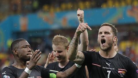 Marko Arnautovic (r) von Österreich bejubelt seinen Treffer zum 3:1 mit David Alaba (l) und weiteren Teamkollegen.
