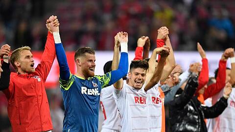 Kölns Spieler feiern vor ihren Fans den Sieg gegen Aufsteiger Fürth.