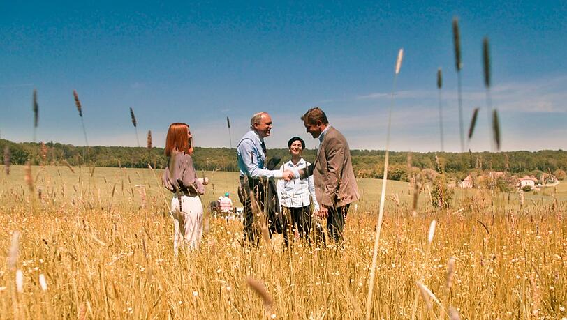 "Bis zum letzten Tropfen": Rainer Gebhard (Ulrich Tukur) hat Lauterbronn für eines der PureAqua-Werke im Auge, Bürgermeister Martin Sommer (Sebastian Bezzel) soll eine Privatisierung der Wasservorkommen genehmigen. Julia Roland (Karoline Schuch) und Amira König (Neda Rahmanian) geben ihren Segen. "Bis zum letzten Tropfen": Rainer Gebhard (Ulrich Tukur) hat Lauterbronn für eines der PureAqua-Werke im Auge, Bürgermeister Martin Sommer (Sebastian Bezzel) soll eine Privatisierung der Wasservorkommen genehmigen. Julia Roland (Karoline Schuch) und Amira König (Neda Rahmanian) geben ihren Segen.