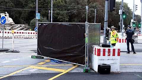 Ein Bild vom vergangenen September: Am Lenbachplatz wird ein 25-jähriger Radfahrer von einem Lastwagen erfasst. Der junge Mann stirbt beim Unfall.