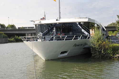 135 Meter lang, 11,4 Meter breit und innen Luxus pur: Das ist die nagelneue &bdquo;Premicon Queen&ldquo;, deren Crew und Passagiere in Nürnberg die Jungfernfahrt feierten.