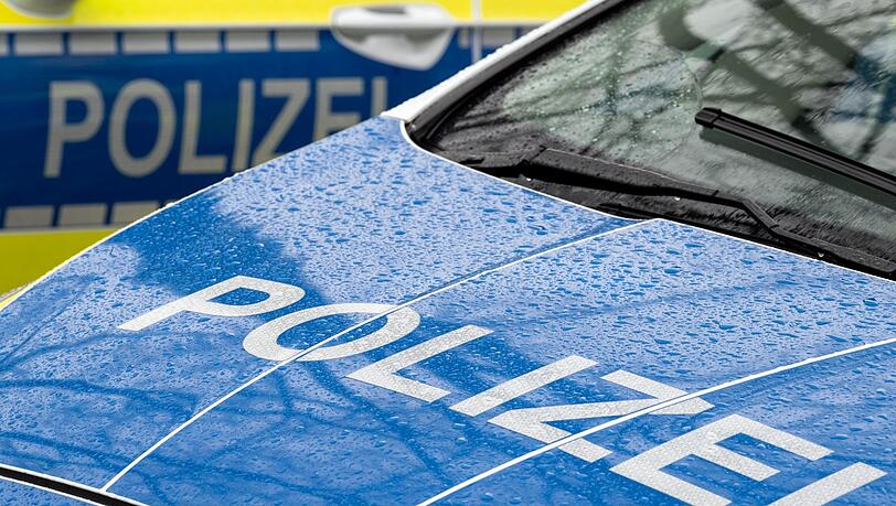 Der Schriftzug "Polizei" auf der Kühlerhaube eines Autos, aufgenommen während einer Verkehrskontrolle an der Berliner Straße. (zu dpa: «Homophober Angriff auf Frauenpaar in Neukölln») +++ dpa-Bildfunk +++