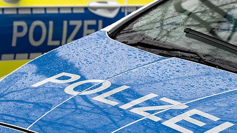 Der Schriftzug "Polizei" auf der Kühlerhaube eines Autos, aufgenommen während einer Verkehrskontrolle an der Berliner Straße. (zu dpa: «Homophober Angriff auf Frauenpaar in Neukölln») +++ dpa-Bildfunk +++