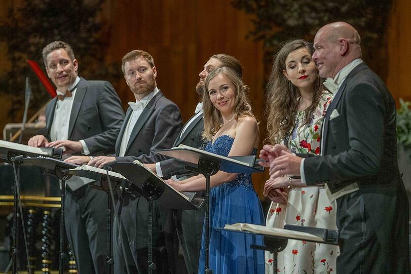 Elsa Dreisig (Gräfin), Bo Skovhus (Graf), Sebastian Kohlhepp (Flamand), Konstantin Krimmel (Olivier), Mika Kares (La Roche, der Theaterdirektor) und Ève-Maud Hubeaux (Clairon) in der konzertanten Aufführung von "Capriccio" in Salzburg.