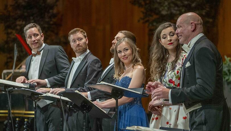 Elsa Dreisig (Gräfin), Bo Skovhus (Graf), Sebastian Kohlhepp (Flamand), Konstantin Krimmel (Olivier), Mika Kares (La Roche, der Theaterdirektor) und Ève-Maud Hubeaux (Clairon) in der konzertanten Aufführung von "Capriccio" in Salzburg. Elsa Dreisig (Gräfin), Bo Skovhus (Graf), Sebastian Kohlhepp (Flamand), Konstantin Krimmel (Olivier), Mika Kares (La Roche, der Theaterdirektor) und Ève-Maud Hubeaux (Clairon) in der konzertanten Aufführung von "Capriccio" in Salzburg.
