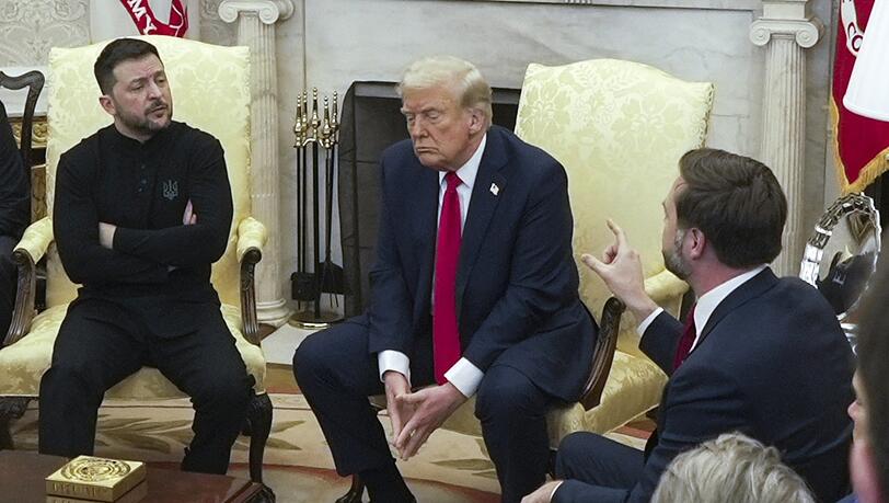 Der Moment, wo alles aus dem Ruder läuft: US-Vizepräsident JD Vance (r.) spricht mit dem ukrainischen Präsidenten Wolodymyr Selenskyj (l.) im Beisein von US-Präsident Donald Trump im Oval Office des Weißen Hauses - und ermahnt ihn, mehr Respekt zu zeigen.