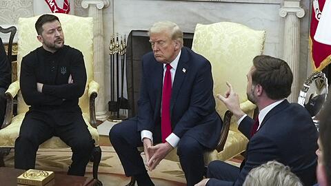 Der Moment, wo alles aus dem Ruder läuft: US-Vizepräsident JD Vance (r.) spricht mit dem ukrainischen Präsidenten Wolodymyr Selenskyj (l.) im Beisein von US-Präsident Donald Trump im Oval Office des Weißen Hauses - und ermahnt ihn, mehr Respekt zu zeigen.