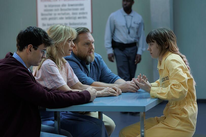 Yellow is the new black: Die Klatts (von links) Ole (Leo Simon), Carlotta (Heike Makatsch) und Dedo (Axel Stein) besuchen Schwester und Tochter Wanda (Lea Drinda) im Gefängnis. Yellow is the new black: Die Klatts (von links) Ole (Leo Simon), Carlotta (Heike Makatsch) und Dedo (Axel Stein) besuchen Schwester und Tochter Wanda (Lea Drinda) im Gefängnis.
