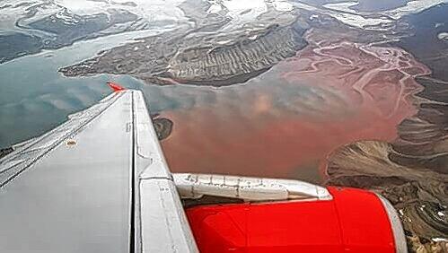 Ein imposanter Anblick: Die Maschine beim Flug über Spitzbergen. Ein imposanter Anblick: Die Maschine beim Flug über Spitzbergen.