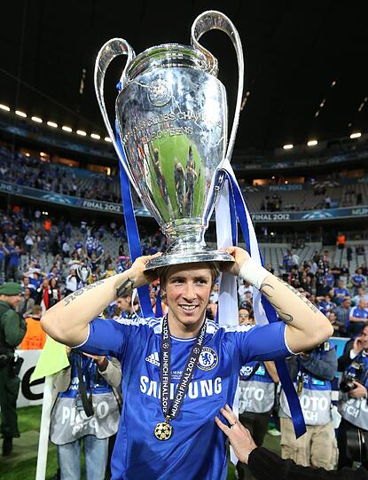 Grenzenlose Freude beim FC Chelsea: Überglücklich posieren die Spieler mit ihrem Pokal. Die Bilder vom britischen Siegestaumel.