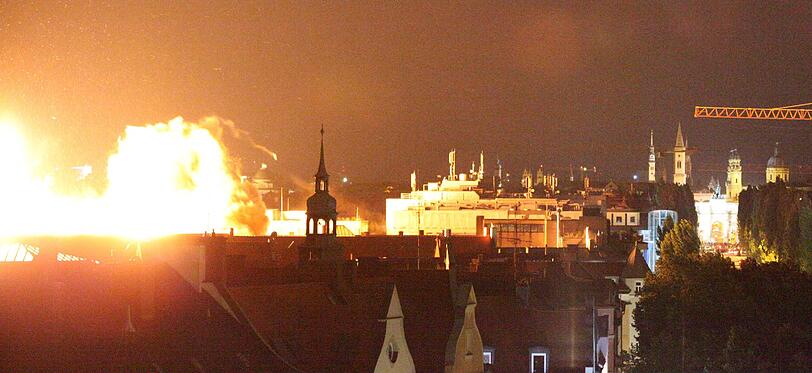 Zerstörte Schaufenster, Glassplitter, Feuer, Rauch: Nach Sprengung des 250 Kilogramm schweren Blindgängers in der Schwabinger Feilitzschstraße geht es drunter und drüber, Rettungsfahrzeuge brausen durch Schwabing. Gegen Mitternacht meldet die Feuerwehr, die Bränder seien unter Kontrolle. Laut Polizei wurde niemand verletzt.